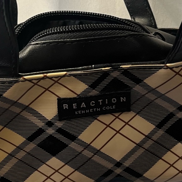 Mini Bag Reaction by Kenneth Cole Super Nice Design - Picture 2 of 8